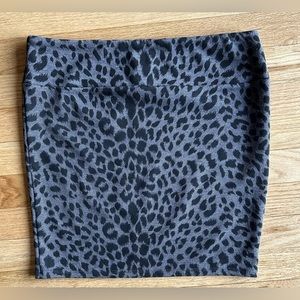 AQUA BLOOMINGDALE’S GRAY/BLACK ANIMAL PRINT MINI SKIRT (M)
